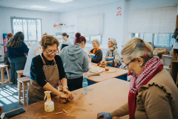 Participante decorando una pieza de cerámica