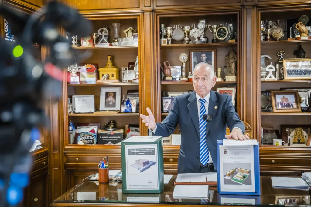 Gabriel Amat con los proyectos del Cuartel y Comisaría