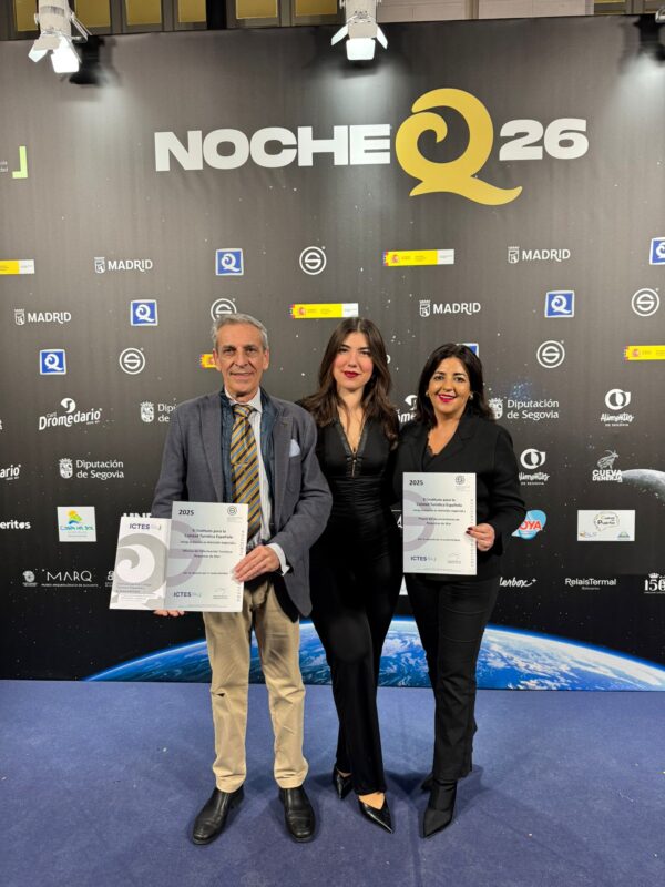 Entrega de distintivos de calidad turística en el stand