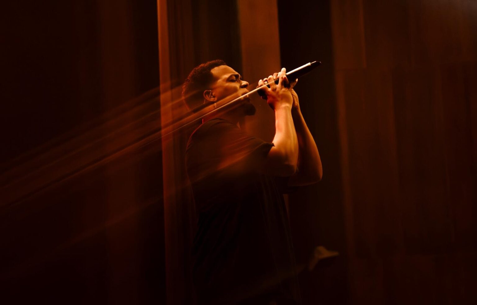 Concierto de Luis Cortés en el escenario