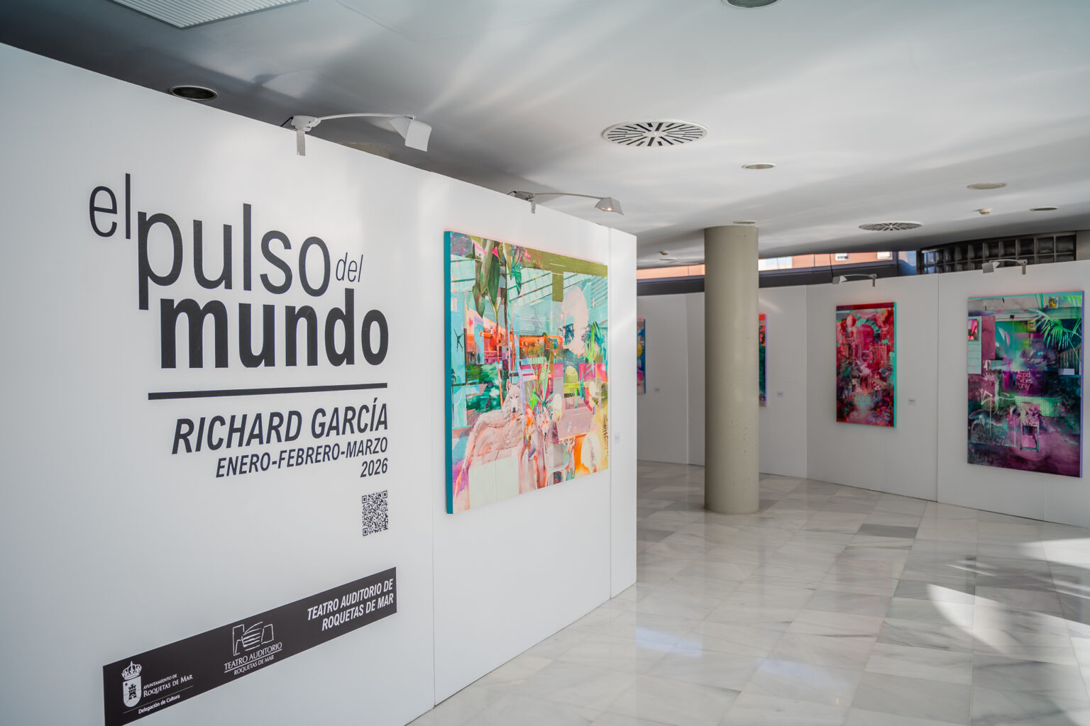 Detalle de una de las obras coloristas de Richard García