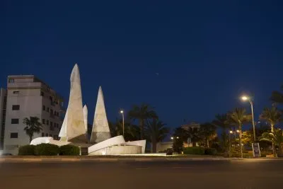 rotonda puerto nocturna
