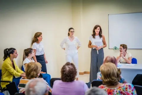 Taller de manualidades con los mayores